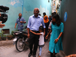 ޓީވީން ފެންނަ އިބޫ ބޭބެ ފެނި، ޖުނާނާ ދޫކޮށްލާކަށް ބޭނުމެއް ނުވި