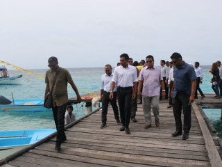 ފައިސަލް ހިމަންދޫއަށް ވަޑައިގެންނެވުމުން އެ ރަށުގެ ފާލަމުން ކައުންސިލް މެމްބަރުން ވަނީ މަރުޙަބާ ދަންނަވާފަ