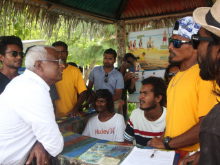 ގުޅިއަށް ވަޑައިގެން އެރަށުގައި ތިބި ޒުވާނުންތަކަކާ ވާހަކަ ދައްކަވަނީ