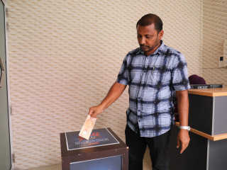 Kinbidhoo MP makes contribution to RaajjeTV\'s \'Aburufulhu fund\'