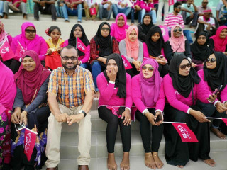 މިސްކިތުގެ ހަރިންމަ ތެރޭގައި، އަންހެން ކުދިންނާ އެކު ޑރ. ޝަހީމް