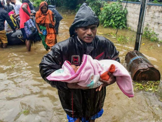 ކޮޗިންގައި ފެންބޮޑުވުމާއި ގުޅިގެން ހާލުގައި ޖެހުނު އާއިލާއެއް ރައްކާތެރި ހިސާބަށް ދަތުރު ކުރަނީ