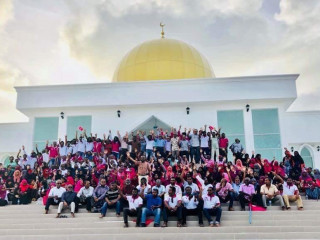 އަބްދުﷲ ޔާމީންގެ ރަނިންގ މޭޓް ޑރ. ޝަހީމް ގދ. ތިނަދަނޫގައި ހުންނަ މިސްކިތު ބޭރުގައި ބަޔަކާ އެކު ފޯޓޯއަކަށް ހުއްޓިވަޑައިގެން: ދީން ހަތިޔާރަކަށް ހަދައިގެން ދައްކާ ވާހަކަ ދެކޮޅެއް ނުޖެހޭ