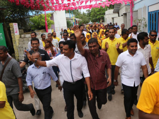 ތޮއްޑޫގެ ގިނަ އަދަދެއްގެ އާންމު ރައްޔިތުންނާއެކު ފައިސަލް ހިންގަވާފައި އެރަށު އެމްޑީޕީގެ ހަރުގެއަށް ވަޑައިގަންނަވަނީ