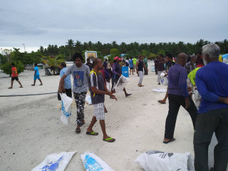 ރައްޔިތުން ނިކުމެ ބަނދަރުމަތީގައި ހެދިފައިވާ ފެންގަނޑުތަކަށް ވެލިއަޅަނީ