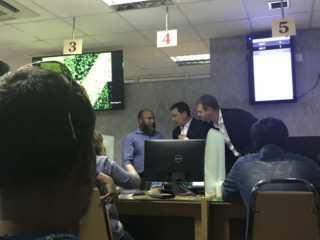 ލެކްސްޓަން ގްރޫޕުގެ ދެމީހަކު ޑީއެންއާރު ތެރޭގައި އުޅޭ ފޮޓޯ. ޑީއެންއާރާއި އެމީހުންނާ ގުޅުމެއް ނެތްކަމަށް އެ ޑިޕާޓްމަންޓުން ވަނީ ބުނެފައި