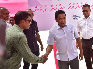 ތ. އަތޮޅަށް ކުރެއްވި ދަތުރުފުޅުގައި ރައީސް ޔާމީން ރިޔާޒާ ސަލާމް ކުރައްވަނީ: ރައީސްގެ ލޯންޗުކޮޅުން ވެސް ރިޔާޒު ވަނީ ބާލާފައި