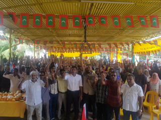 މަރުޚަބާ ދެންނެވުމަށް އެއާޕޯޓަށް ވަޑައިގެންނެވި ބައެއް ރައްޔިތުންނާއި އެކު ފައިސަލް