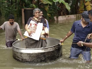 ކެރެލާގައި ފެންބޮޑުވެފައިވާ ސަރަހައްދެއްގައި ދިރިއުޅޭ އުމުރުން ދުވަސްވީ އަންހެނަކު ރައްކާތެރި ސަރަހައްދަކަށް ގެންދަނީ