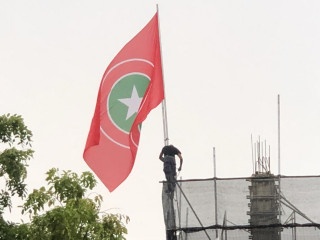 އަސްދޫ ބިލްޑިންގް މަތީގައި ހުރި ޖޭޕީގެ ބޮޑު ދިދަ ފުލުހުން ބާލައިފި