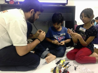 ރޮބޮޓިކްސް ބޫޓް ކޭމްޕްގައި ކުއްޖަކު ރޮބަޓްއެއް ރާވަން ދަސްކުރަނީ