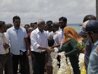 މަނަދޫއަށް އިބޫ ވަޑައިގެން އެރަށުގައި ތިބި ސަޕޯޓަރުންނާ ސަލާމް ކުރައްވަނީ