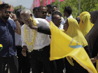 ހުޅުދުއްފާރުން އިބޫގެ މޫނުގައި އާންމު މީހަކު ކުލަ އުނގުޅަނީ:-ފޮޓޯ ރާއްޖެއެމްވީ