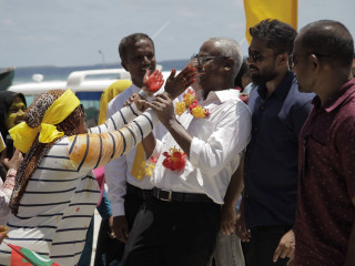 ރަސްގެތީމަށް މިއަދު އިބޫ ވަޑައިގަތުމުން އެމަނިކުފާނުގެ މޫނުގައި ކުލަ އުނގުޅަނީ