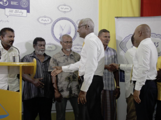 ގުޅިފައިވާ ސިޔާސީ ޕާޓީގެ ކެންޑިޑޭޓު އިބްރާހިމް މުހައްމަދު ސޯލިހު (އިބޫ) ވިޔަފާރަވެރިންނާ ސަލާމް ކުރައްވަނީ