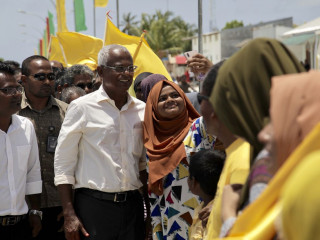 އިނގުރައިދޫއަށް އިބޫ ވަޑައިގަތުމުން ޒުވާން ކުއްޖަކު އެމަނިކުފާނާއެކު ސެލްފީއެއް ނަގަނީ