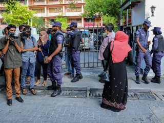 އީސީގެ މައި ގޭޓް ސަރަހައްދުން މީހުން ދުރަށް ޖައްސައި، ގޭޓް ބަންދު ކުރަނީ