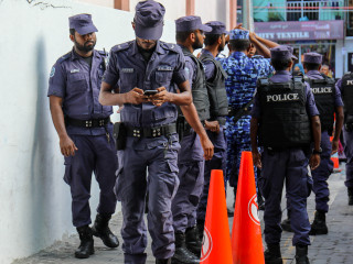 ފުލުހުންތަކެއް މަގުމަތީގައި ހަރަކާތްތެރިވަނީ