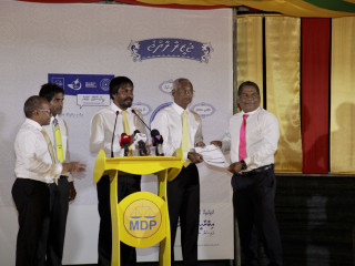 ދުވާފަރު ކައުންސިލްގެ ރައީސް ޕީޕީއެމުން ވަކިވެ، އެމްޑީޕީއަށް ސޮއި ކުރައްވައިފި