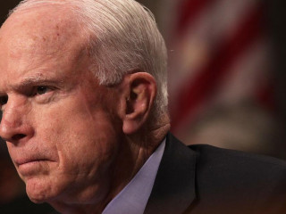 އެމެރިކާގެ މަޝްހޫރު ސެނެޓަރ، ޖޯން މެކެއިން އަވަހާރަވެއްޖެ