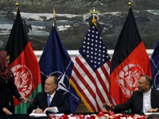 ހަނީފް އަޓްމަރް (ކ) އެމެރިކާގެ އެމްބެސަޑަރާއެކު