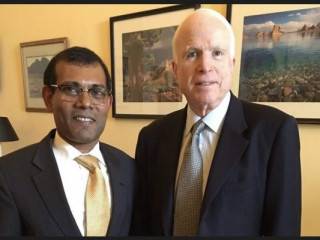 ސެނޭޓަރ ޖޯން މެކެއިން(ކ) އަދި ކުރީގެ ރައީސް މުހައްމަދު ނަޝީދު