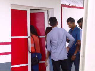 ކެބިން ކްރޫއިން އައިލެންޑް އޭވިއޭޝަންގެ އޮފީހަށް ވަންނަނީ