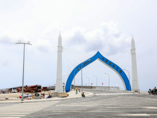 ސިނަމާލެ ބްރިޖް. މިރޭ އެމްއެންޔޫގެ ގްރެޖުއޭޝަން ބާއްވަން ހަމަޖެހިފައިވަނީ ބްރިޖް މަތީ