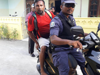 ހައްޔަރުކުރި މީހަކު ފުލުހުންގެ ސައިކަލެއްގައި ގެންދަނީ