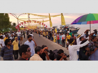 ގުޅިފައިވާ ޕާޓީތަކުގެ ކެންޑިޑޭޓް އިބޫ ތިނަދޫއަށް ވަޑައިގެންނެވުމުން ގިނަ ބަޔަކު ރަށުގެ ބަނދަރު ސަރަހައްދަށް ޖަމާވެފައި