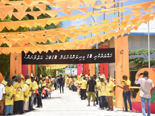 ކޮލަމާފުށި ރައްޔިތުން އިބޫގެ އިސްތިގުބާލުގައި ބަނދަރުމަތީގައި: ބެނާގައި ލިޔެފައި ވަނީ 2018 އަތުލާނެ ކަމަށް