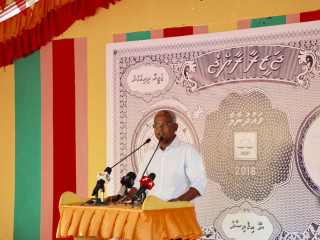 ގުޅިފައިވާ ސިޔާސީ ޕާޓީތަކުގެ ކެންޑިޑޭޓް އިބްރާހިމް މުހައްމަދު ސޯލިހު (އިބޫ) ގއ. ގެމަނަފުށީ ރައްޔިތުންނާ ބައްދަލު ކުރައްވާ ވާހަކަ ދައްކަވަނީ