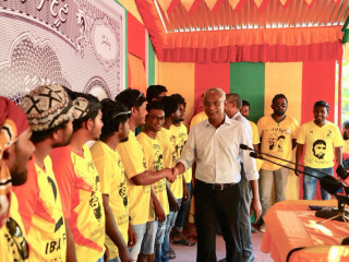 ގެމަނަފުށިން އެމްޑީޕީއާ ގުޅުނު ޒުވާނުން އިބޫއާ ސަލާމް ކުރައްވަނީ