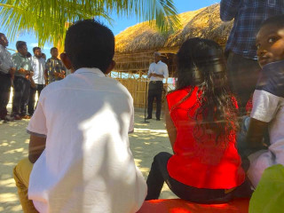 ގއ. ކޮނޑޭއަށް އިބޫ ވަޑައިގެން، އެ ރަށުގެ ރައްޔިތުންނާ މުހާތަބުކޮށް ވާހަކަފުޅު ދައްކަވާއިރު، ކުޑަކުދިންތަކެއް އެމަނިކުފާނުގެ ދައްކަވާ ވާހަކަފުޅު އަޑުއަހަން މަޑުކޮށްލައިގެން: އިބޫ ހުވަދު އަތޮޅަށް ކުރައް