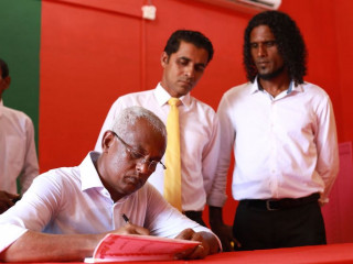 ދާންދޫ ޖަގަހައެއް ހުޅުވައި ދެއްވުމަށްފަހު، މެހެމާނުން ސޮއި ކުރައްވާ ފޮތުގައި އިބްރާހިމް މުހައްމަދު ސޯލިހު (އިބޫ) ސޮއި ކުރައްވަނީ