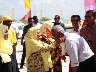 ނިލަންދޫއަށް ވަޑައިގަތުމުން ދޮށީ އުމުރުގެ އަންހެނަކު އިބޫގެ ކަރުގައި މާފަތި އަޅުވަނީ