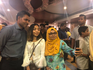 ޖަލްސާއަށް ފަހު އިންޑިއާގައި ދިރިއުޅޭ ދިވެހި އާއިލާއެއް ފައިސަލް އާއި އެކު ފޮޓޯއެއް ނަަގަނީ