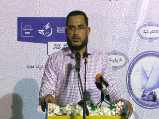 އައްޑޫ ސިޓީ ހުޅުމީދޫގައި ބޭއްވި ޖަލްސާގައި އިލްޔާސް ހުސެއިން ވާހަކަފުޅު ދައްކަވަނީ