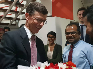 ޖޭމްސް ޑޯރިސް ރާއްޖެޓީވީގެ މުވައްޒަފުންނާއި ބައްދަލުކުރެއްވުން