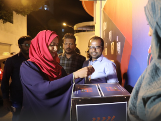 އައިޝާ ނަހުލާ އަބުރުފުޅު ފަންޑަށް އެހީތެރިވެދެއްވަނީ