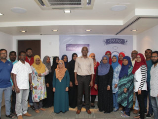 އިސްކަންދަރު ސްކޫލްގެ ޓީޗަރުންނާއިއެކު އިބޫ ފޮޓޯއަކަށް ހުއްޓިވަޑައިގެން