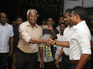 ގުޅިފައިވާ ސިޔަސީ ޕާޓީތަކުގެ ފަރާތުން އިންތިހާބުގައި ވާދަކުރައްވާ އެމްޑީޕީގެ ކެންޑިޑޭޓް އިބްރާހިމް މުހައްމަދު ސޯލިހު އެމަނިކުފާނުގެ ރަނިންގމޭޓް ފައިސަލް ނަސީމާއި ސަލާމް ކުރައްވަނީ