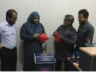 ހުސެއިން ރަމީޒުގެ އާއިލާއިން އަބުރުފުޅު ފަންޑަށް އެހީވަނީ.. ފޮޓޯ: ރާއްޖެއެމްވީ