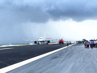 އެއަރޕޯރޓް އައު ރަންވޭގައި އޮޅިގެން ފްލައިޓެއް ޖައްސައިފި!