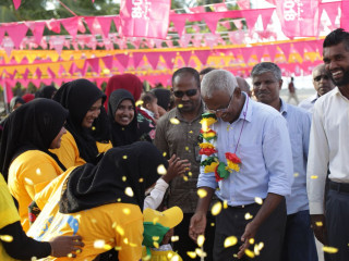 Joint Opposition presidential candidate Solih meeting with island locals