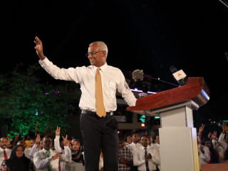 ރައީސް އިބްރާހިމް މުހައްމަދު ސޯލިހު ރިޔާސީ އިންތިހާބު 2018 ގައި ބޭއްވި ކެމްޕޭން ހަރަކާތެއްގައި ސަޕޯޓަރުންނަށް ހަނާއަޅުއްވަނީ