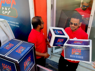 ރާއްޖެޓީވީގެ ޖޫރިމަނާ ފައިސާ ފޮށިތައް، މީރާއަށް ގެންދިއުމުގެ މަސައްކަތުގައި ރާއްޖެޓީވިގެ ޕްރޮގްރާމްސް ހެޑް އާމިރު ސަލީމާއި ސީއޯއޯ ފިޔާޒު މޫސާ