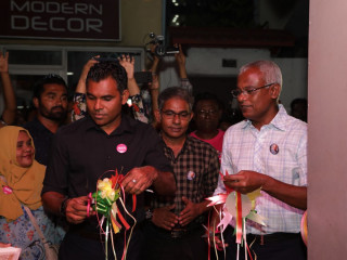 ގުޅިފައިވާ ސިޔާސީ ޕާޓީތަކުގެ ރިޔާސީ ކެންޑިޑޭޓް އިބްރާހީމް މުހައްމަދު ސޯލިހް (އިބޫ) އާއި އެމަނިކުފާނުގެ ރަނިންގ މޭޓް ފައިސަލް ނަސީމް ޖަގަހަ ހުޅުއްވައިދެއްވަނީ