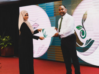 ސްކޮލަޝިޕްގެ ލިޔުން ހަވާލުކޮށްދެއްވަނީ: ފޮޓޯ: އިސްލާމިކް މިނިސްޓްރީ