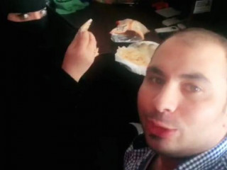 ފިރިހެން މީޙާ ހައްޔަރުކޮށްފައިވަނީ ފޮޓޯއިން ފެންނަ އަންހެން މީހާއާއިއެކު ސައި ބުއިމުން